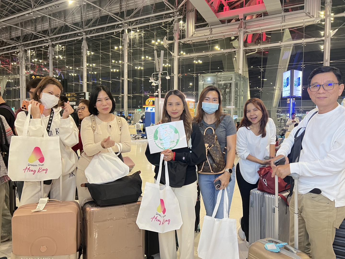 	ขอบคุณลูกค้าที่น่ารักทุกท่าน เลือกเดินทางกับ #BunnyTour ✈️ ขอให้ทริปนี้เต็มไปด้วยความสุข ความประทับใจ และรอยยิ้มตลอดการเดินทางนะคะ ✨ #BunnyTourเที่ยวสบายใจไปกับเรา